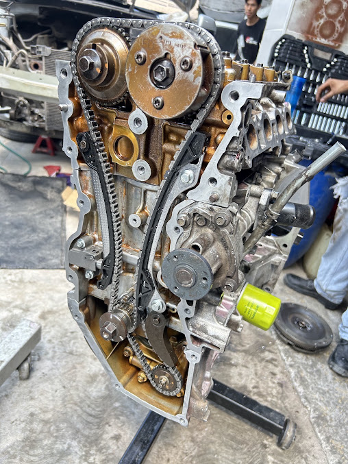 Equipo técnico de Serval Automotriz realizando ensamble y mantenimiento de motor