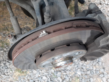 Disco y componentes de freno con desgaste severo antes del servicio